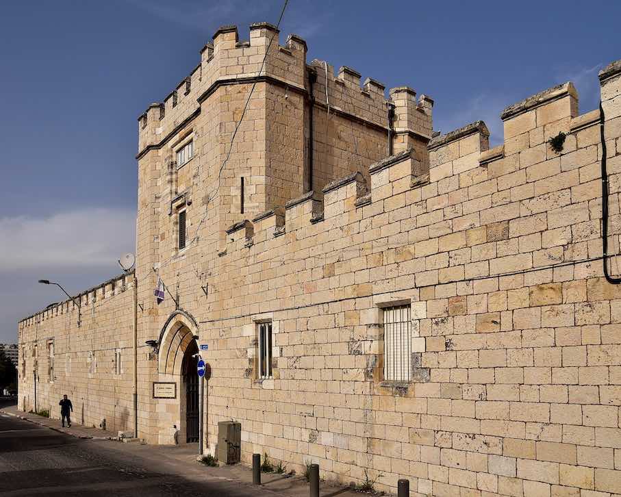 View of the main entrance to and wall surrounding of the St. George‘s Cathedral complex in Jerusalem. Photo: Bahnfrend / Wikimedia Commons