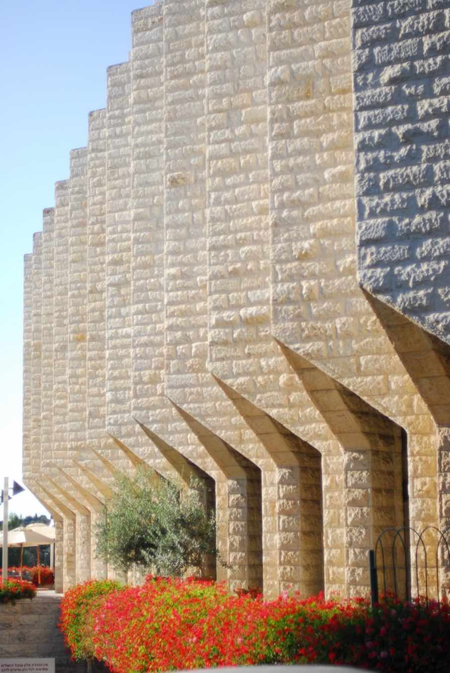 Jerusalem stone exterior of the Inbal Jerusalem Hotel. Photo: Pinybal / Wikimedia Commons