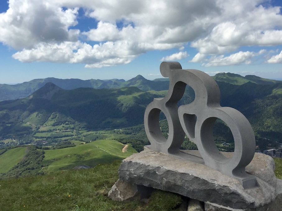 Diese Skulptur, bekannt als „Le Velo"“ wurde von Emmanuel Hebrard geschaffen. Sie befindet sich auf dem Pas de Peyrol im Regionalen Naturpark Volcans d’Auvergne. Foto: Snroc