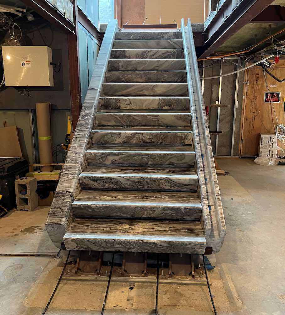 Das Nachspannen der Treppen.