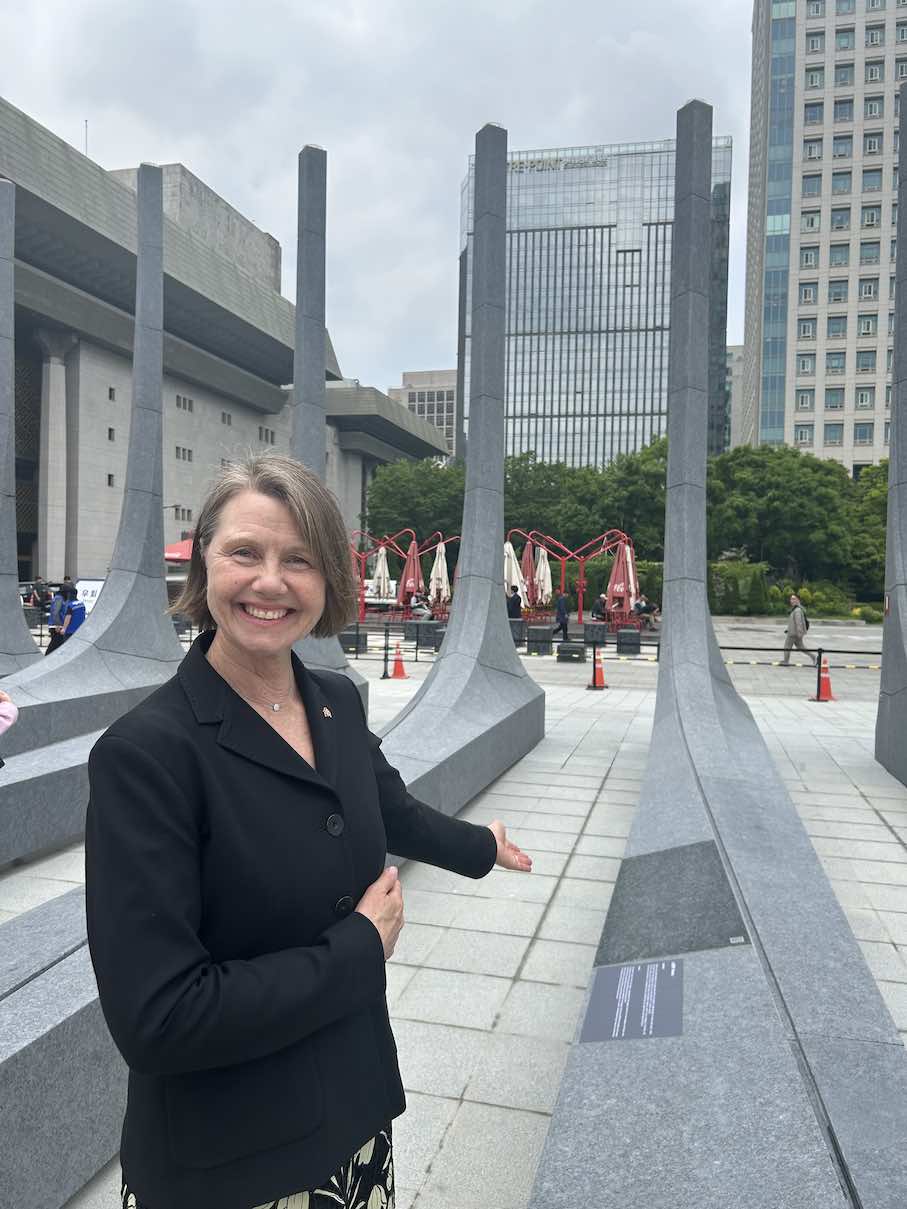 Die Botschafterin Norwegens, Anne Kari Hansen, im Garden of Gratitude in Südkores Hauptstadt Seoul.