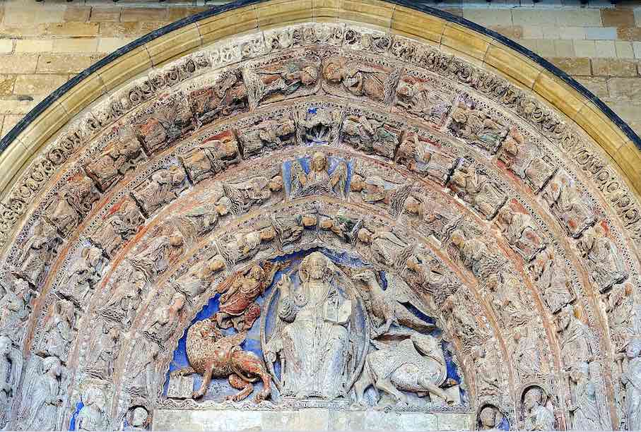 Medieval figures above the main entrance of Angers Cathedral. Photo: Wikimedia Commons / Mbzt