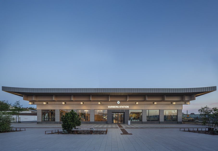 Der neue Bahnhof in Varberg in Schweden.