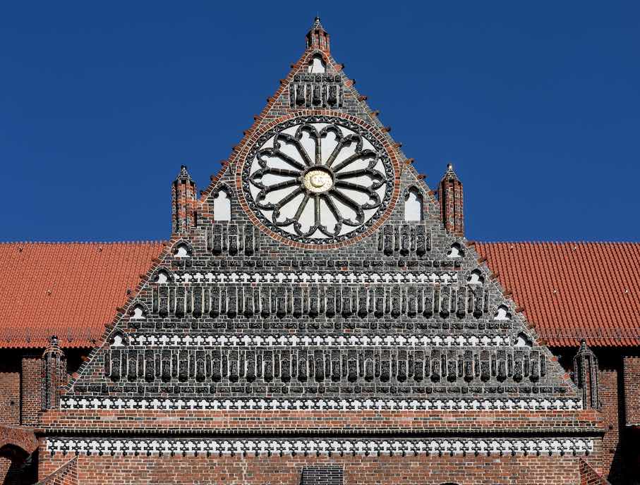 Einer der Giebel der Nikolaikirche mit reichen Backsteinverzierungen. Foto: Eiko Wenzel