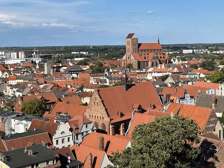 Die Altstadt von Wismar mit der Nikolaikirche im Hintergrund.