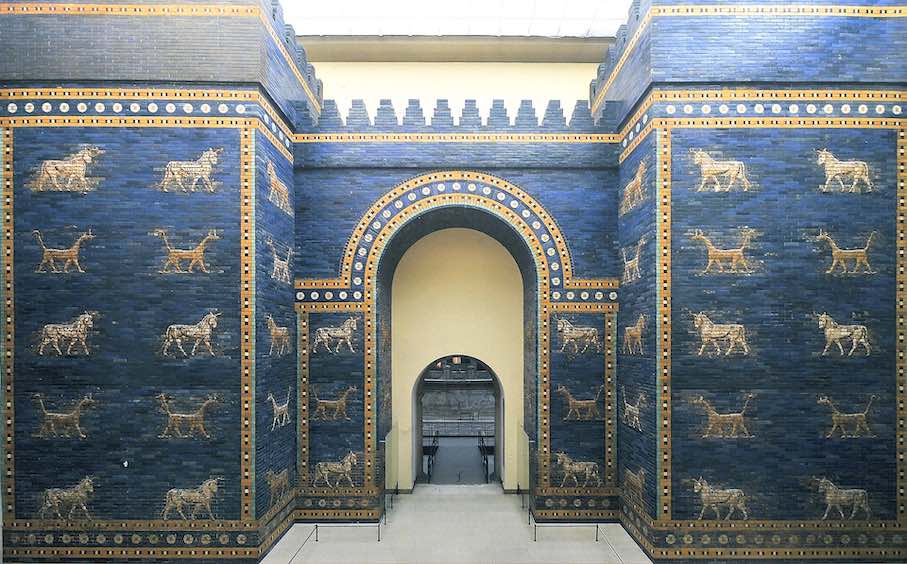 Ischtar Tor im Berliner Pergamonmuseum. Quelle: Wikimedia Commons / LBM1948, Osama Shukir Muhammed Amin FRCP(Glasg)