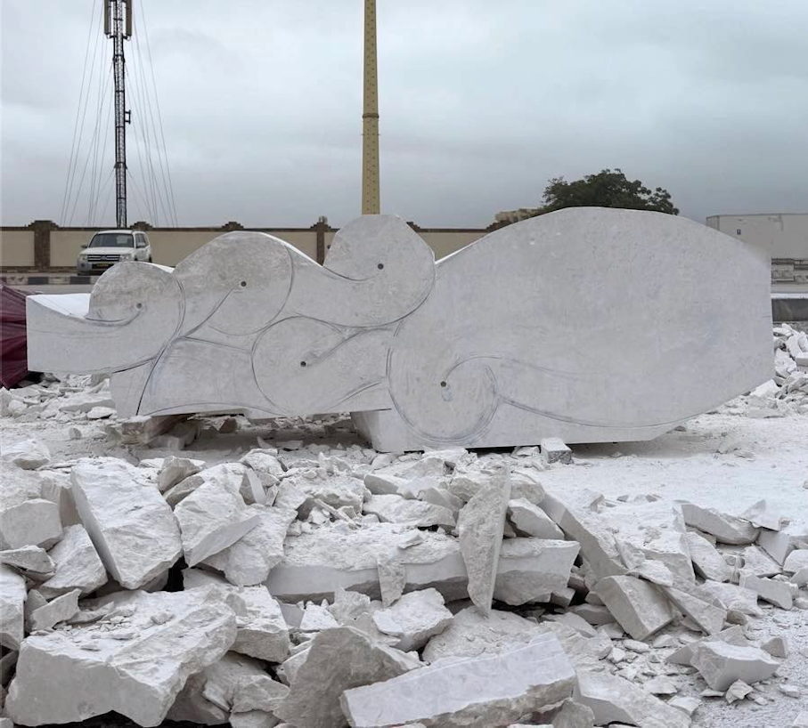 Dhofar International Sculpture Festival 2026: Arbeit von Bertha Shortiss im Entstehen. Quelle: Instagram